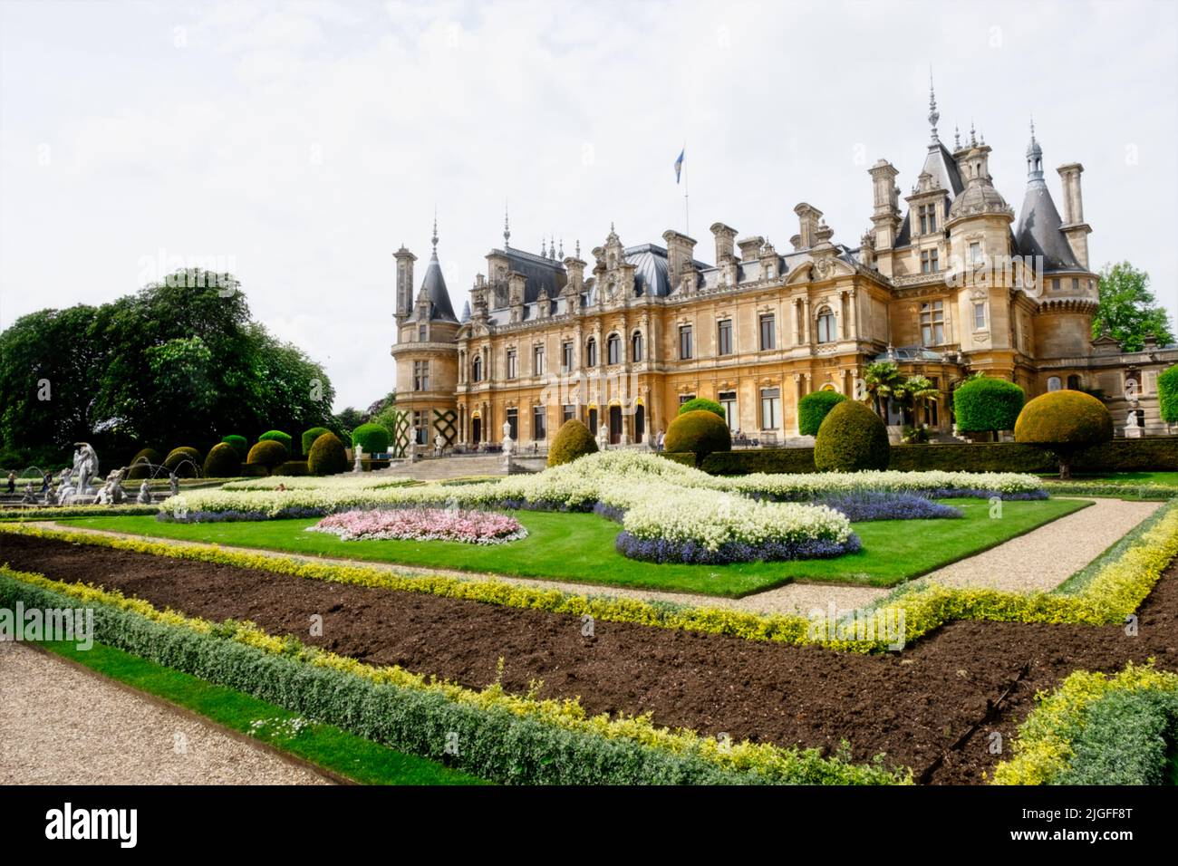 Le célèbre manoir de Waddesdon parterre en pleine floraison. Banque D'Images