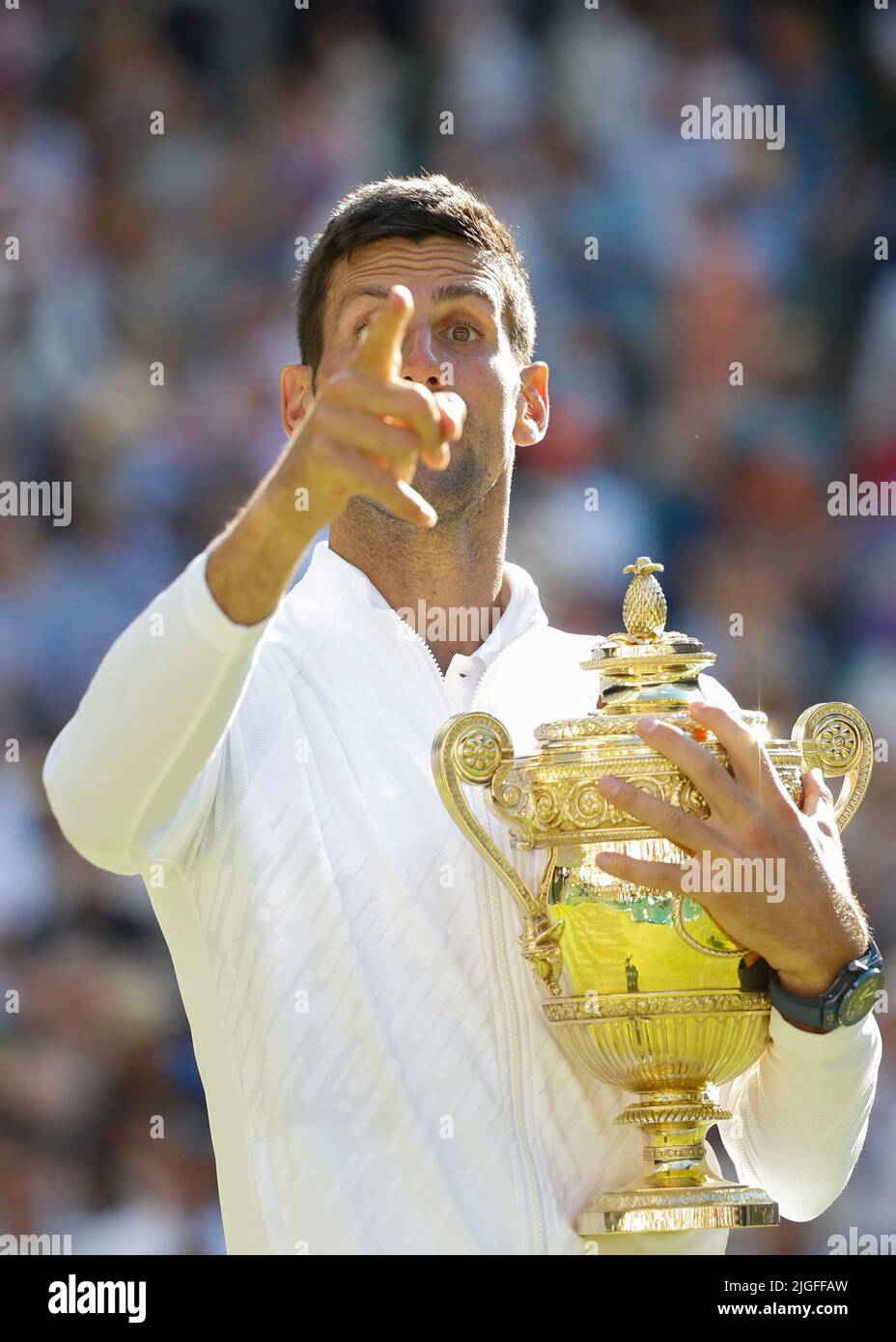 Wimbledon, Grande-Bretagne 10th. Juillet 2022. Champion Novak Djokovic avec le trophée lors de la présentation aux Championnats de Wimbledon 2022 le dimanche 10 juillet 2022., © Juergen Hasenkopf / Alamy Live News Banque D'Images