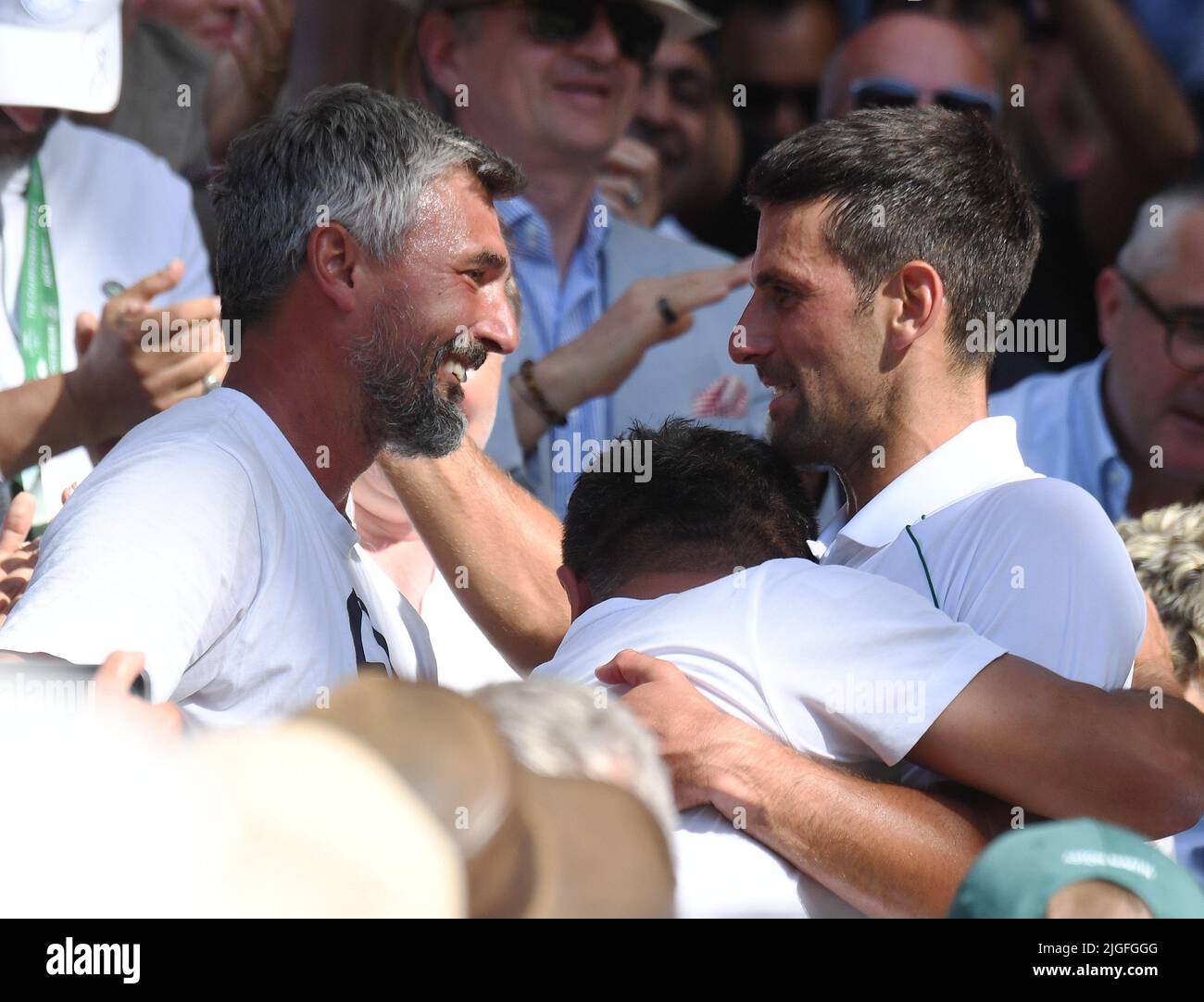 Londres, GBR. 10th juillet 2022. London Wimbledon Championships Day 10/07/2022 Novak Djokovic (SRB) célèbre avec l'entraîneur Goran Ivanisevic après qu'il a gagné les hommes de la finale battant Nick Kyrgios (AUS) dans quatre ensembles crédit: Roger Parker/Alamy Live News Banque D'Images