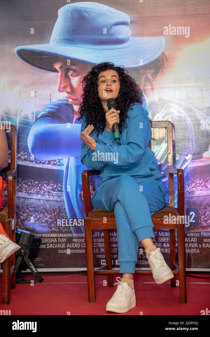 9 juillet 2022, Kolkata, Inde: Conférence de presse à Eden GARDENS, Kolkata pour le prochain film de Bollywood Shabaash Mithu.....réalisé par le réalisateur bengali Srijit Mukherji, lauréat du prix national, sur le légendaire joueur indien Mithali Raj..... Le rôle principal de Mitthali Raj a été dépeint par la talentueuse actrice indienne de Bollywood Taapsee Pannu, Filmfare Awardee pour la meilleure actrice dans le film Thappad. (Credit image: © Amlan Biswas/Pacific Press via ZUMA Press Wire) Banque D'Images