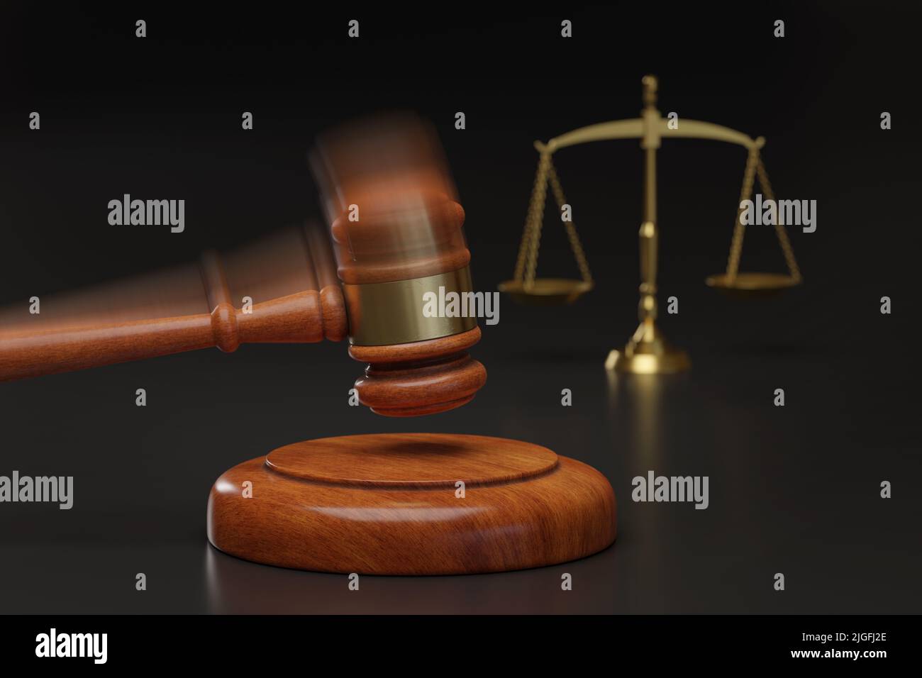 Un gavel en bois qui frappe contre un bloc de sons sur fond sombre. Flou de mouvement. Concept de justice. Banque D'Images