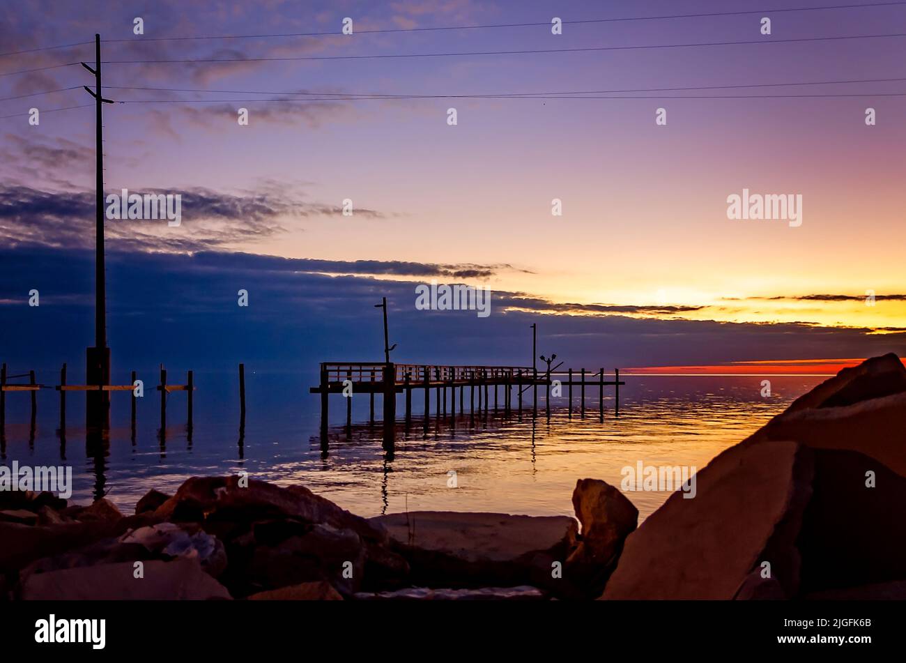 Le soleil se couche sur la baie Heron à Cedar point, le 31 octobre 2020, à Coden, Alabama. Banque D'Images
