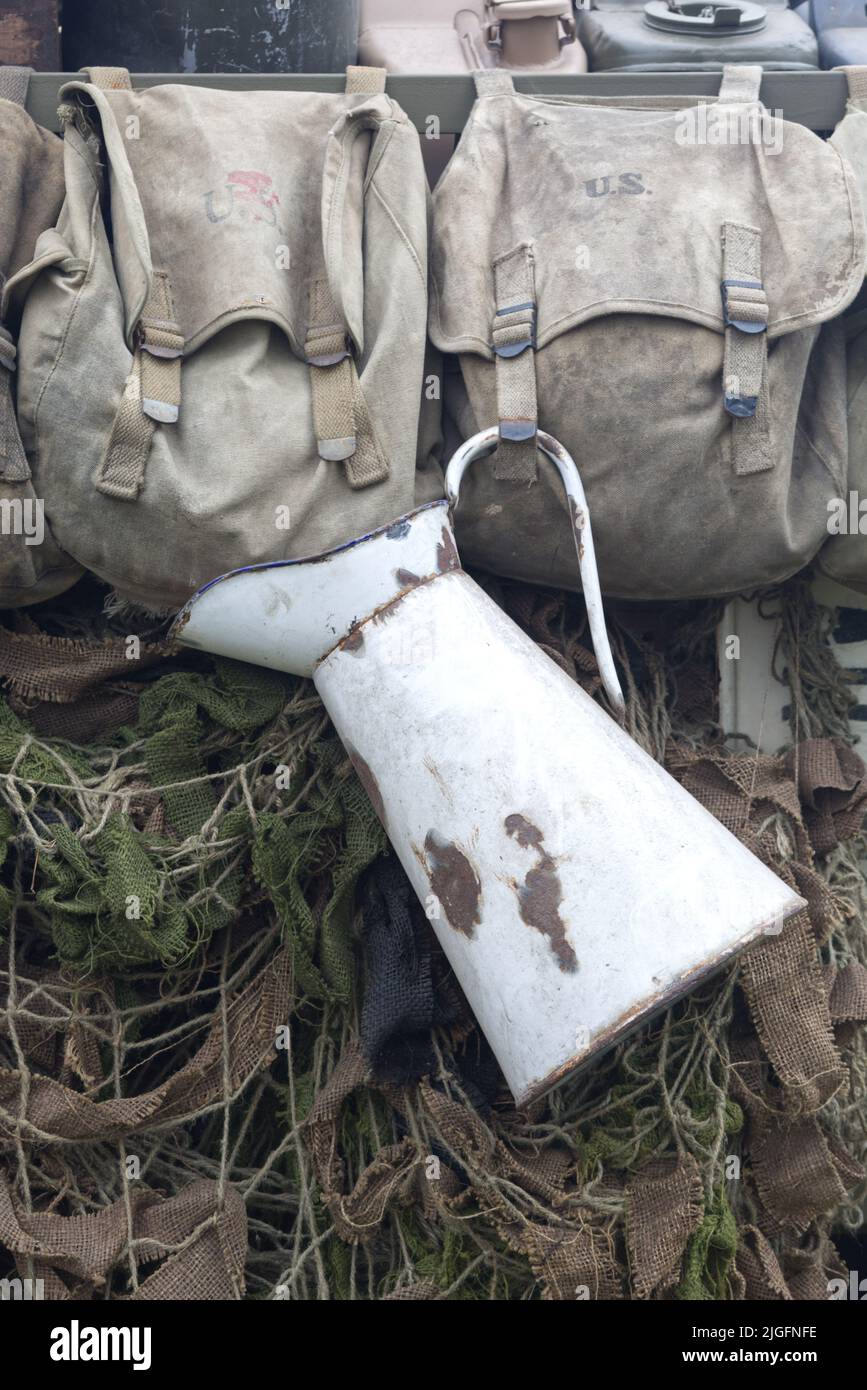 SACS à dos et carafe EN étain de l'armée AMÉRICAINE suspendus à une jeep Banque D'Images