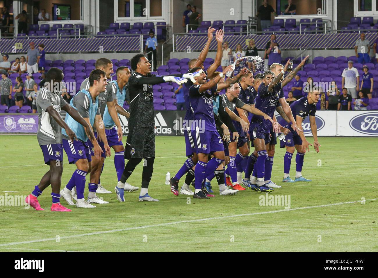 Orlando, FL : les joueurs d'Orlando City célèbrent la victoire avec les fans avec leur chant de fin de jeu traditionnel après un jeu MLS contre l'Inter Miami, Banque D'Images