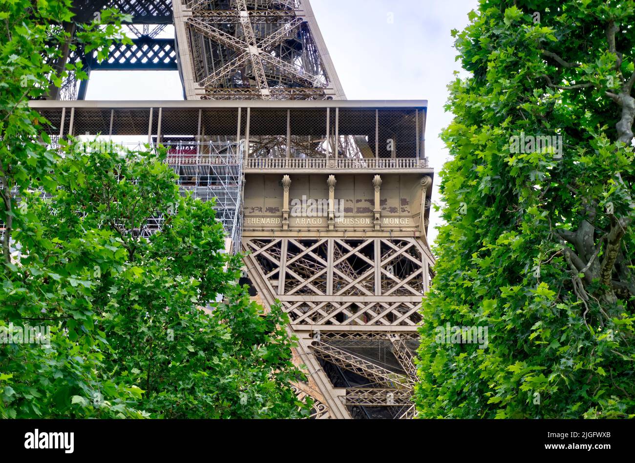 Paris, France - 26 mai 2022 : gros plan de la section de la Tour Eiffel vue à travers des arbres montrant des noms de scientifiques français Banque D'Images