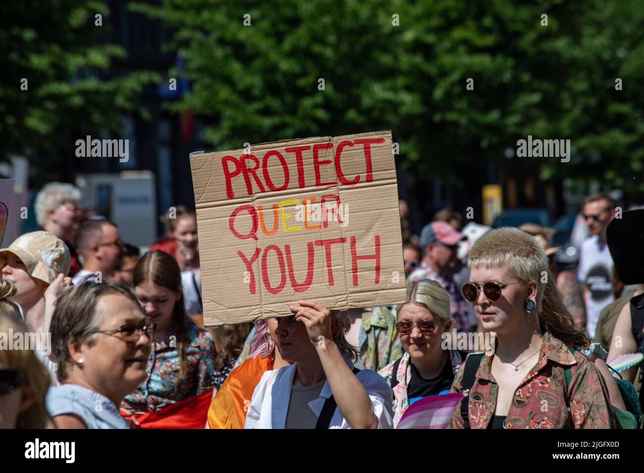 Protéger les jeunes queer. Panneau en carton écrit à la main au défilé Helsinki Pride 2022 à Helsinki, en Finlande. Banque D'Images