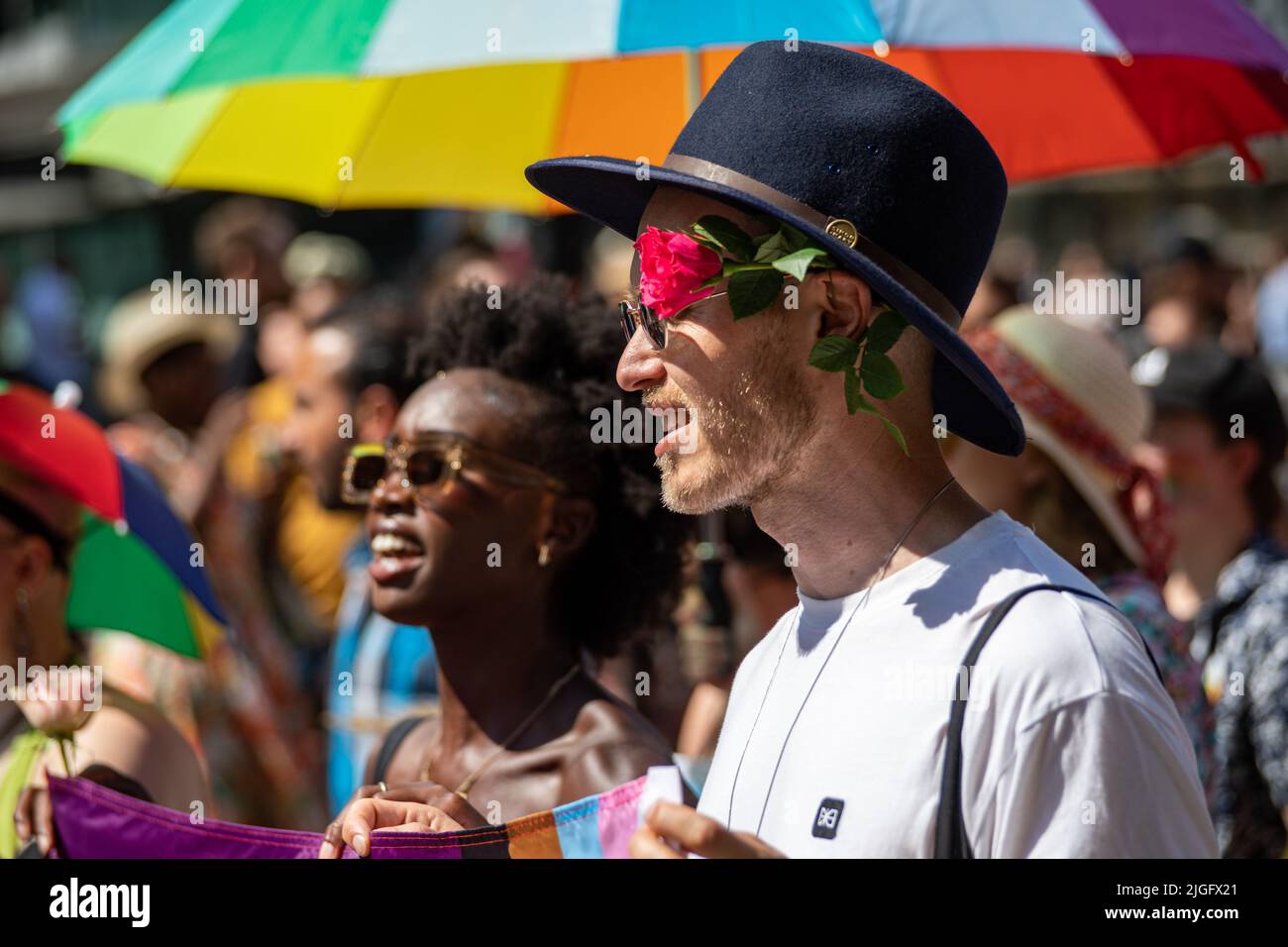 Homme portant un chapeau et une fleur au défilé Helsinki Pride 2022 à Helsinki, en Finlande Banque D'Images