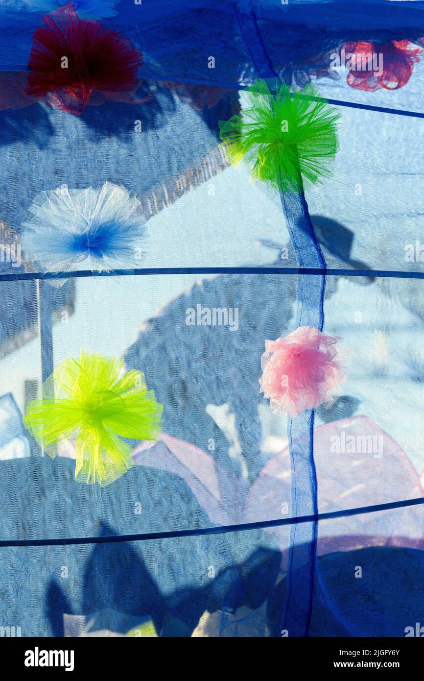 La crinoline fleurit lors d'un défilé flottant pour la Calgary Stampede Parade Banque D'Images