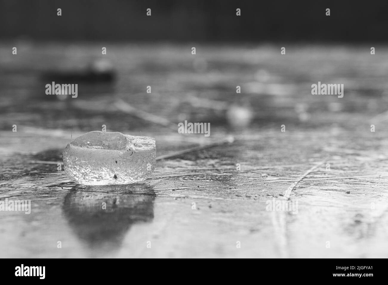 Gros plan d'un morceau de glace sur une surface gelée Banque D'Images