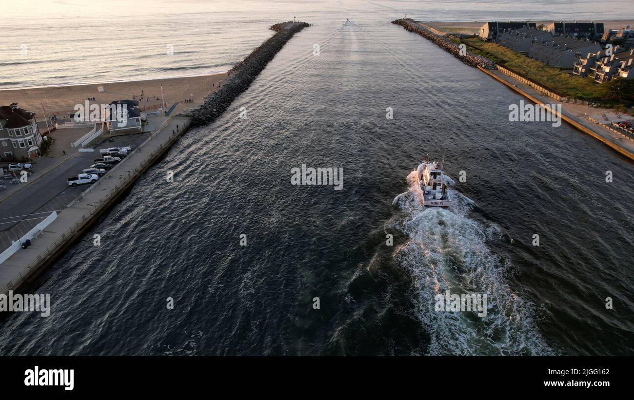 Vue aérienne d'un bateau sur l'Inlet Manasquan en direction de l'océan Atlantique à Manasquan, NJ Banque D'Images