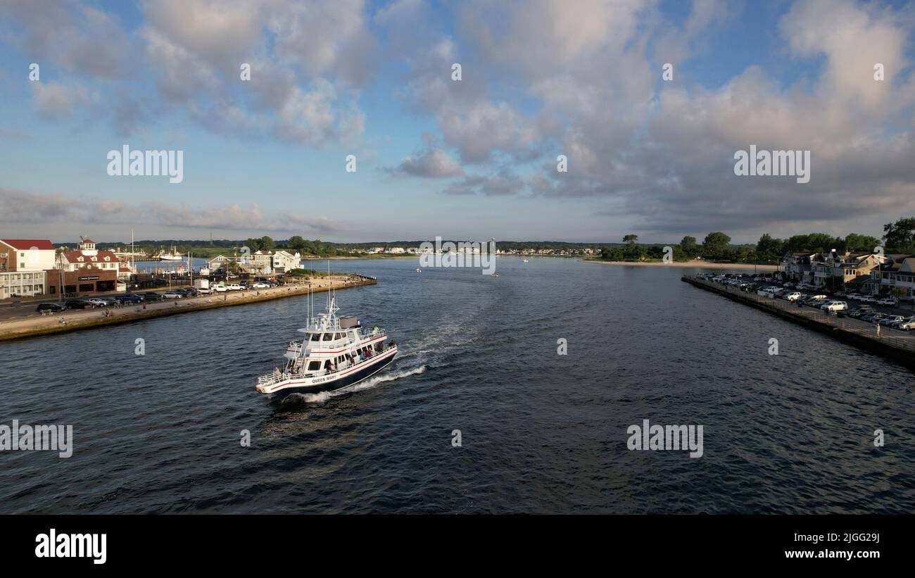 Vue aérienne du bateau sur l'Inlet Manasquan en direction de l'océan Atlantique Banque D'Images