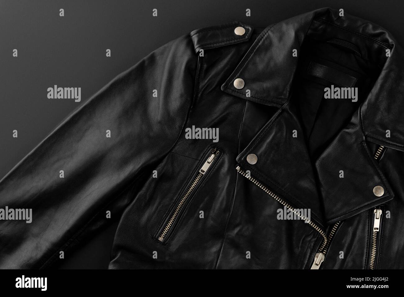 Modèle minimaliste monochrome avec veste. Soldes du Vendredi fou Banque D'Images