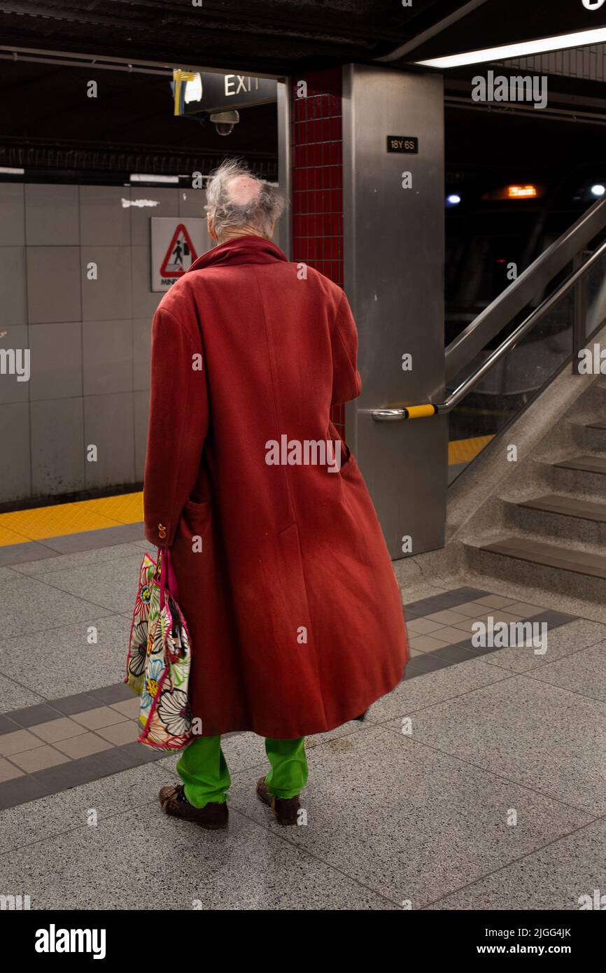 Vieux excentrique attendant le métro à Toronto Banque D'Images