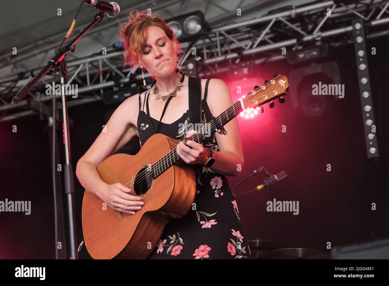 Super TEW, Royaume-Uni. 10th juillet 2022. Hollie Rogers, chanteuse anglaise, auteur-compositeur et guitariste, joue en direct sur la scène Songbird au Cornbury Festival. (Photo par Dawn Fletcher-Park/SOPA Images/Sipa USA) crédit: SIPA USA/Alay Live News Banque D'Images