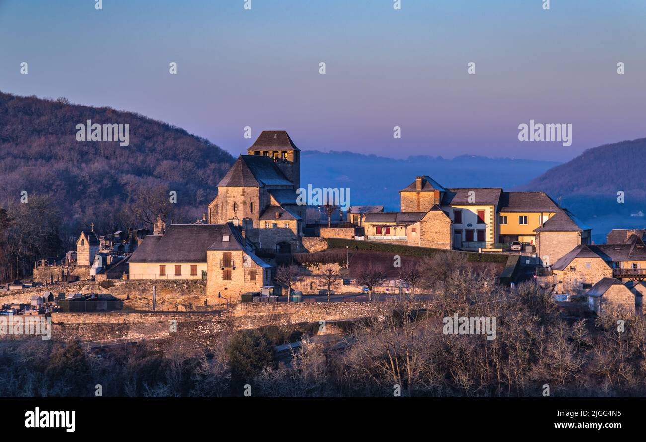 Vue panoramique du village depuis la montagne pelée au levier du soleil Banque D'Images