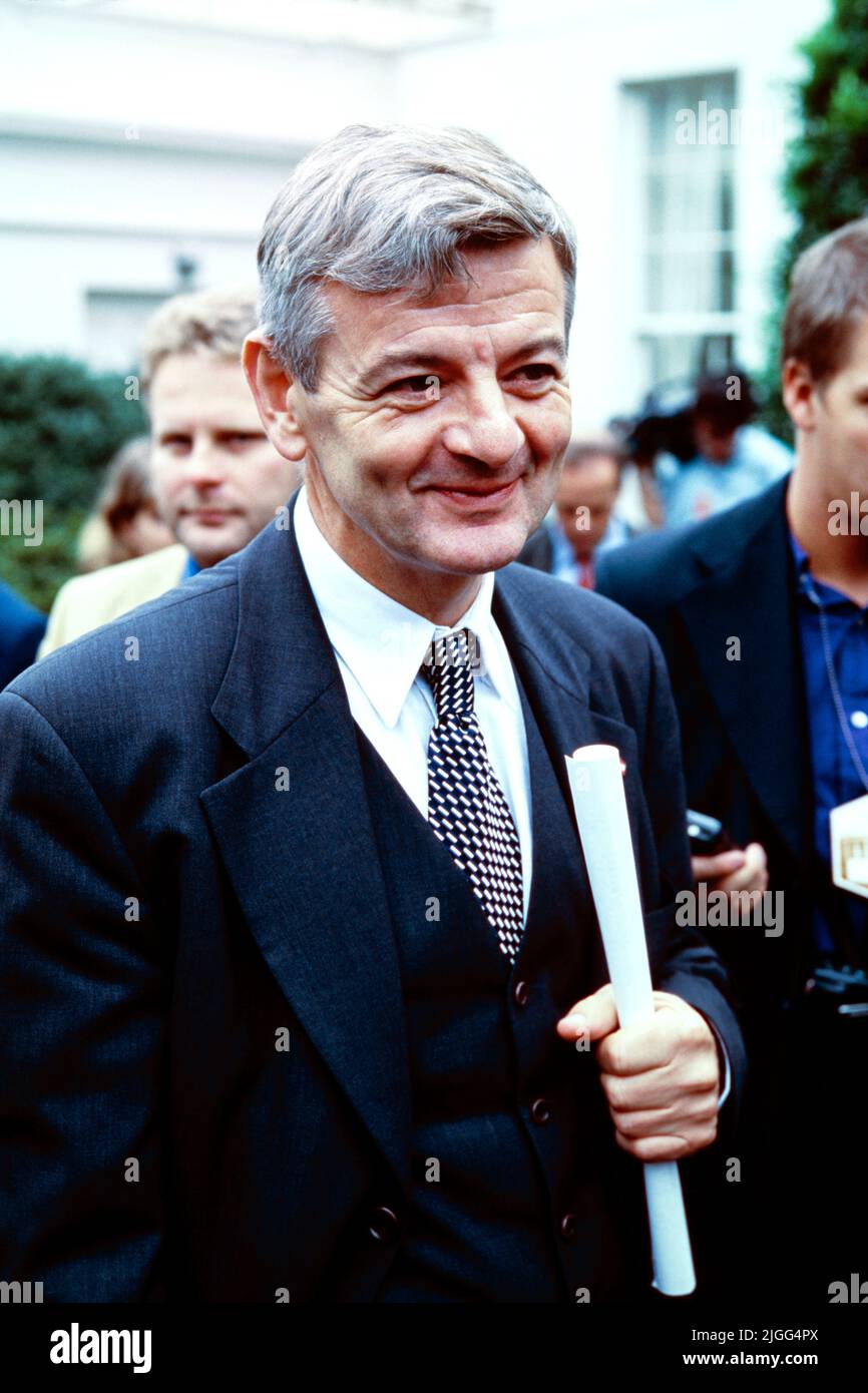 Le ministre allemand des Affaires étrangères, Joschka Fischer, s'arrête pour parler aux médias à l'extérieur de la Maison Blanche, à 9 octobre 1998, à Washington Banque D'Images