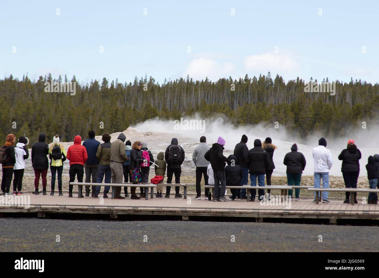 Les touristes attendent l'éruption prévue de l'ancien geyser fidèle du parc national de Yellowstone, le 2022 mai après-midi froid. Banque D'Images