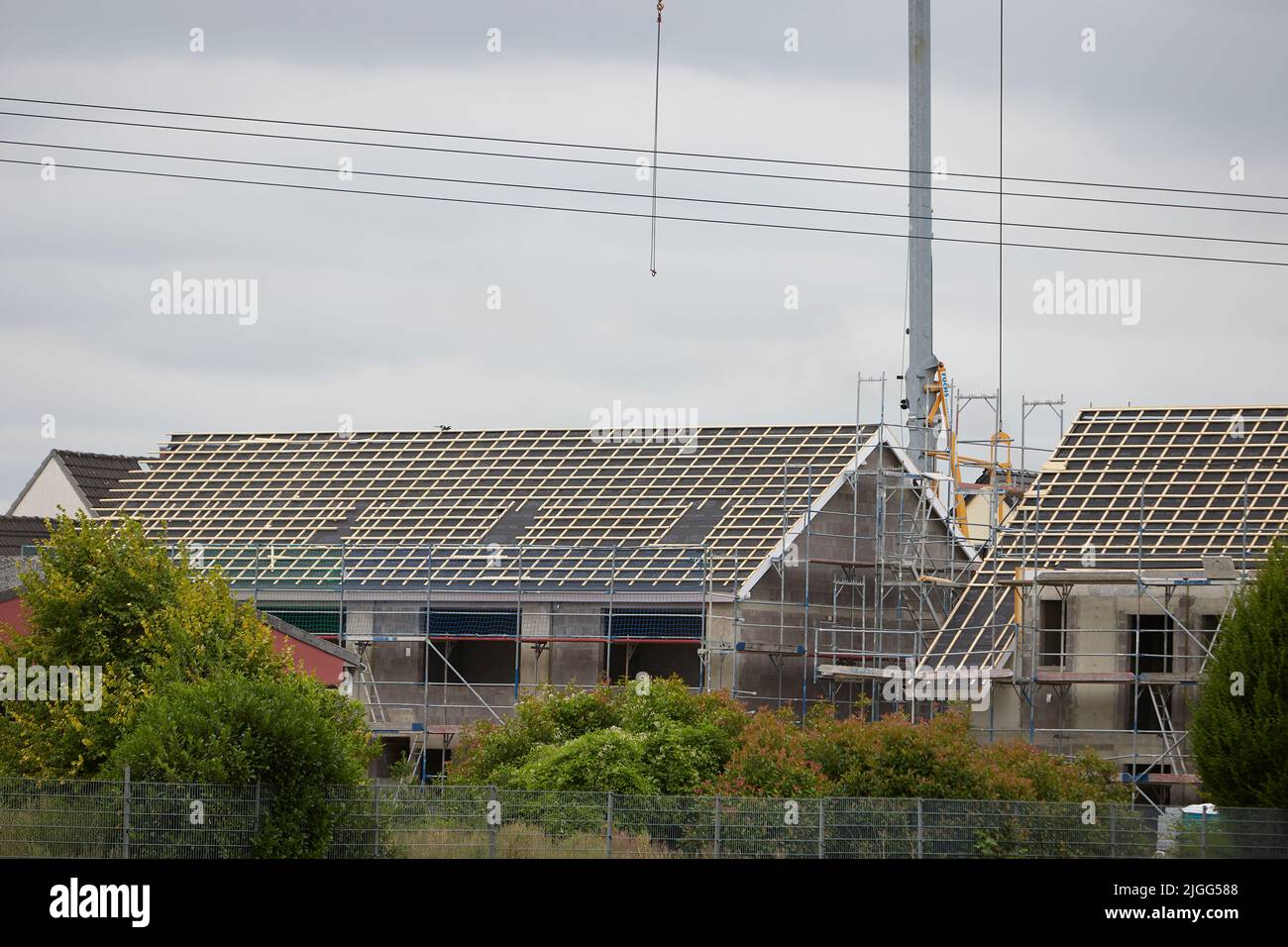 Huerth, NRW, Allemagne, 10 07 2022, maison côté opposé avec grues constriction Banque D'Images