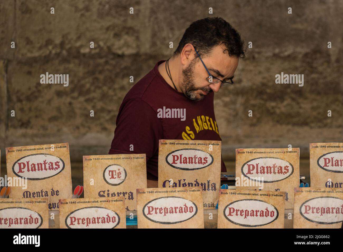 Grenade, Espagne -- 5 juin 2022. Un marchand d'épices présente ses marchandises à un stand à Grenade, en Espagne. Banque D'Images