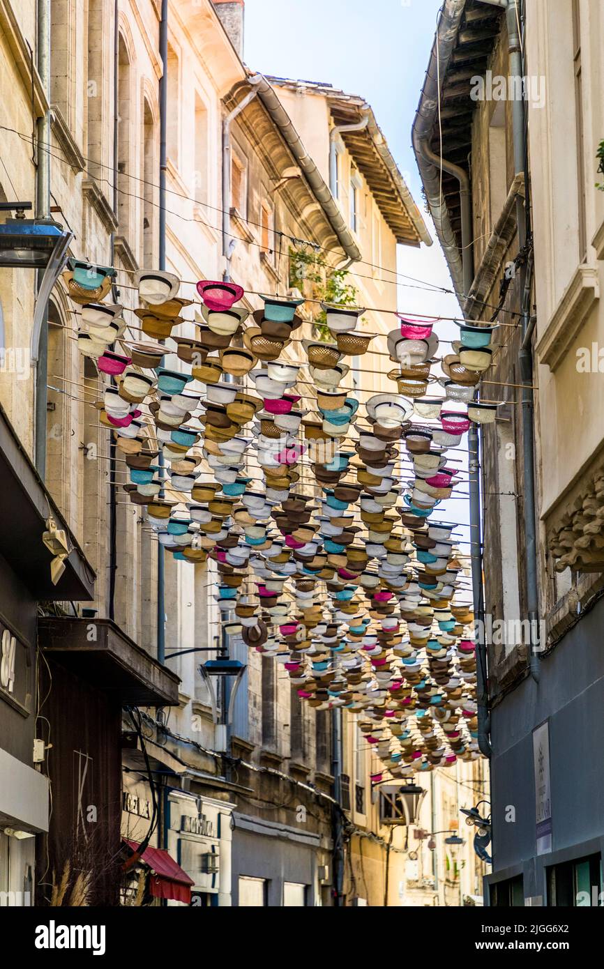 La rue commerçante rue du Vieux Sextier d'Avignon est recouverte de  chapeaux colorés. Avignon, France Photo Stock - Alamy