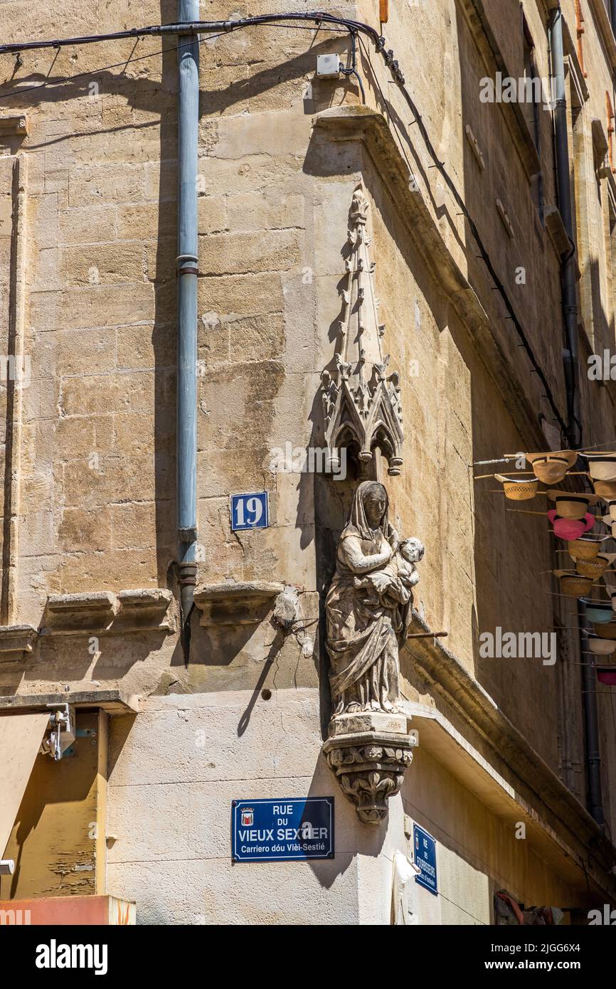 Les personnages de Madonna sont typiques d'Avignon sur de nombreuses façades de maisons. Avignon, France Banque D'Images