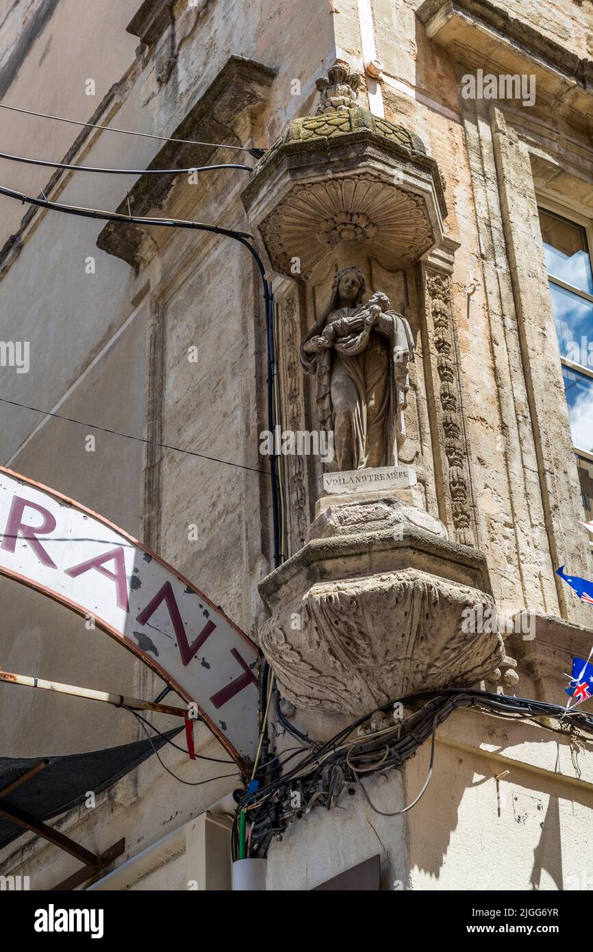 Les personnages de Madonna sont typiques d'Avignon sur de nombreuses façades de maisons. Avignon, France Banque D'Images