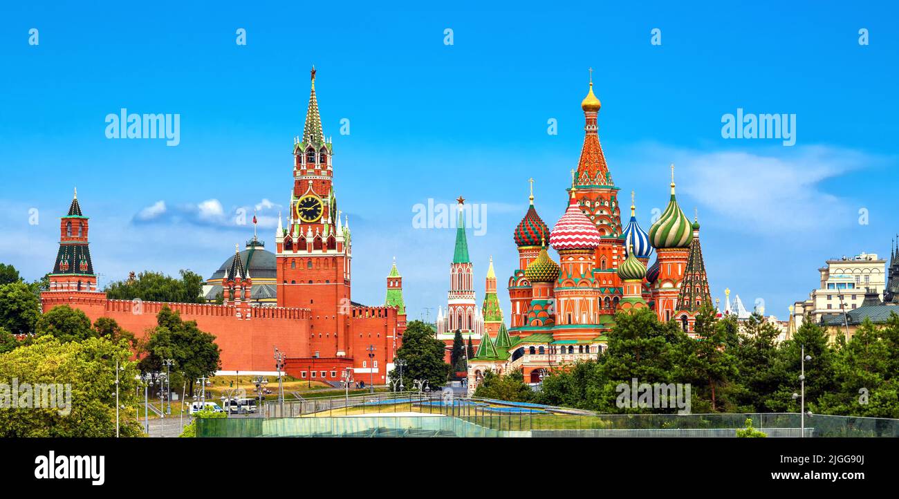 Kremlin de Moscou et cathédrale Saint-Basile, Russie. Panorama pittoresque de la capitale russe, beau paysage de Moscou en été. Magnifique paysage de Moscou c Banque D'Images