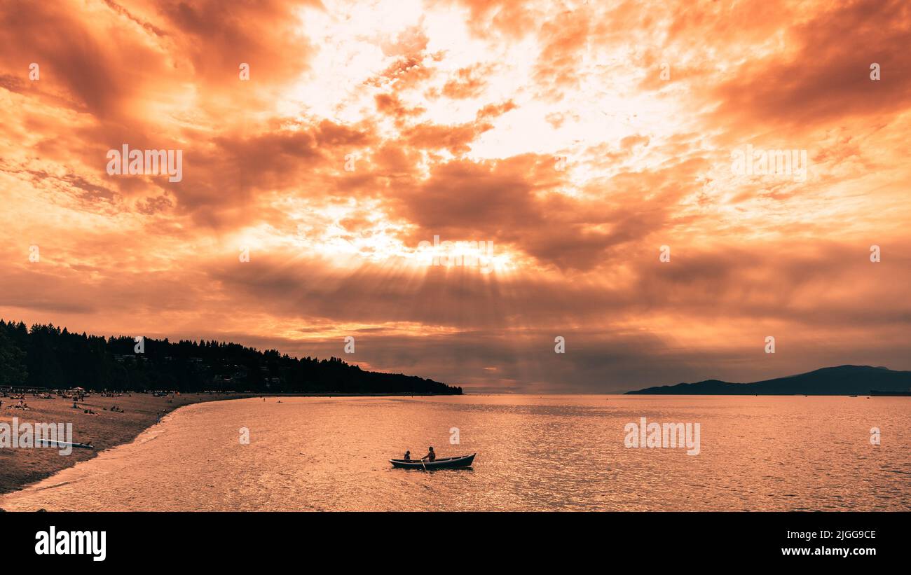 Kayaks sur la plage des rives espagnoles de Vancouver au coucher du soleil Banque D'Images