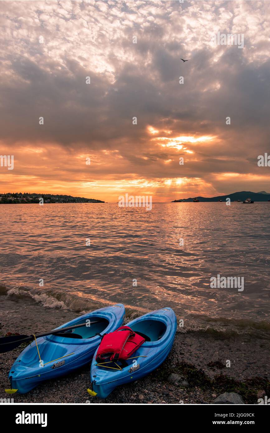 Kayaks sur la plage des rives espagnoles de Vancouver au coucher du soleil Banque D'Images