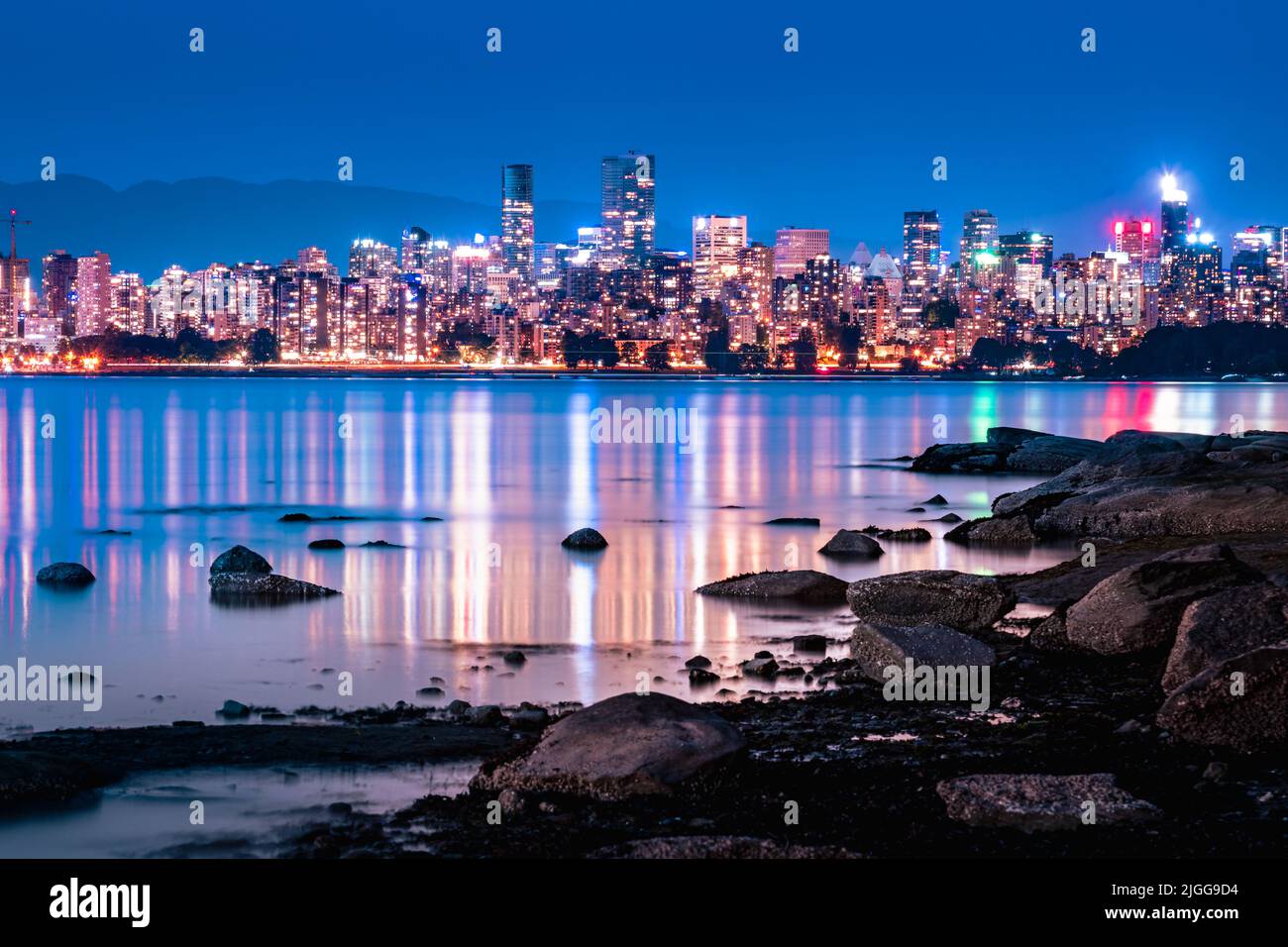 Vue sur le centre-ville de Vancouver depuis Jericho Beach après le coucher du soleil (C.-B., Canada) Banque D'Images