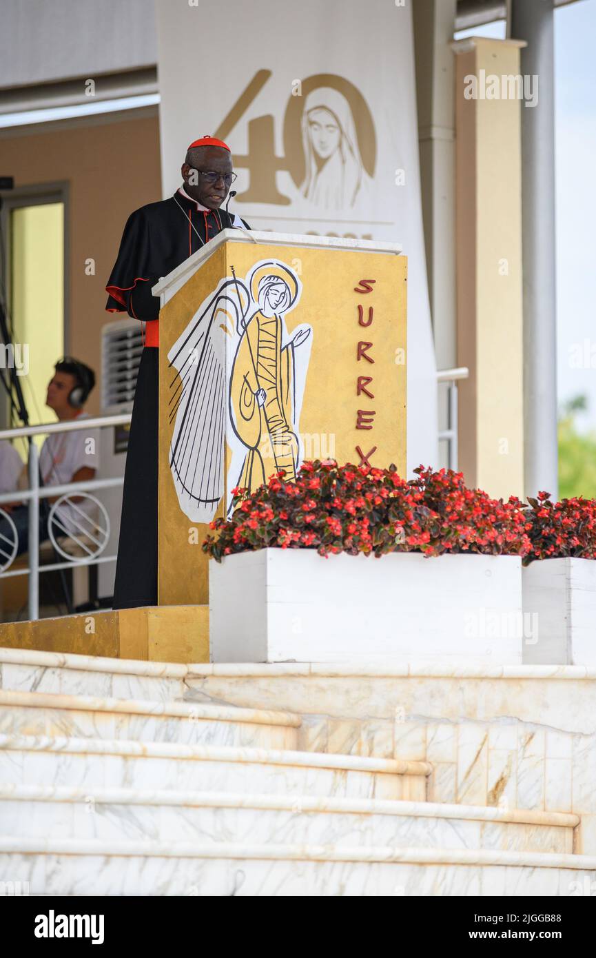 Le cardinal Robert Sarah livrant une catéchèse pendant Mladifest 2021 – le festival de la jeunesse – à Medjugorje. Banque D'Images