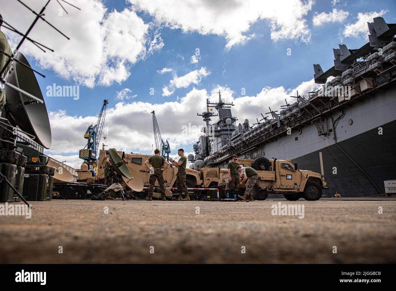 Les Marines des États-Unis affectés à l'unité expéditionnaire maritime (UMM) 22nd préparent des satellites lors d'un exercice de communication à Brest, France, 5 juillet 2022. Le Kearsarge Amphiobie Ready Group et a embarqué 22nd MEU, sous le commandement et le contrôle de la Task Force 61/2, est en cours de déploiement prévu dans la zone d'opérations de la Naval Forces Europe des États-Unis, employée par la U.S. Sixth Fleet pour défendre les intérêts américains, alliés et partenaires. (É.-U. Photo du corps marin par Sgt. Armando Elizalde) Banque D'Images