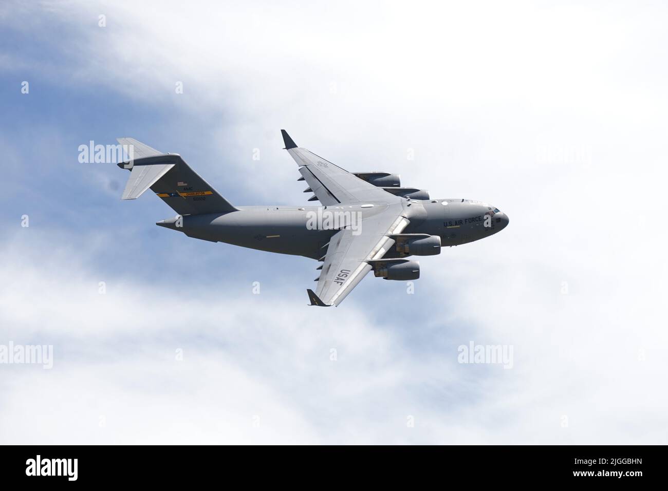 Un avion de transport à grande levée C-17 Globemaster III effectue un survol lors du salon de l'air et de la journée portes ouvertes de Selfridge à 9 juillet 2022. De nombreuses équipes de démonstration aérienne de renommée mondiale ont joué pour des milliers de spectateurs au cours du salon de l'Air en l'honneur des « 100 prochaines années de SANGB Aviation ». (É.-U. Air National Guard photo par Airman 1st classe Elise Wahlstrom) Banque D'Images