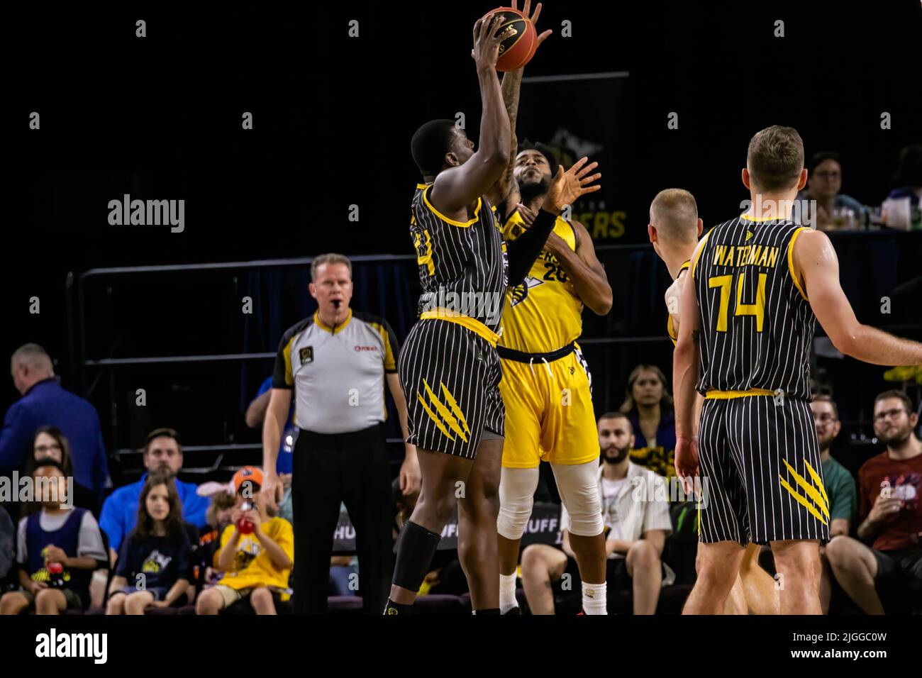 Edmonton, Canada. 09th juillet 2022. Derrick Woods no 20 d'Edmonton (avant-propos) et Joel James (Centre) no 44 de Hamilton vu en action pendant la perte de l'Edmonton Stingers aux Hamilton Honey Badgers dans l'action canadienne élite de basket-ball avec une victoire historique. Edmonton Stingers 81-87 Fraser Valley bandits crédit : SOPA Images Limited/Alamy Live News Banque D'Images