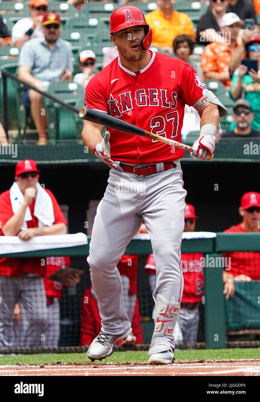 Baltimore, États-Unis. 10th juillet 2022. BALTIMORE, MD - JUILLET 10 : Mike Trout (27), fianteur du centre des Anges de Los Angeles, à la chauve-souris, lors d'un match de MLB entre les Orioles de Baltimore et les Anges de Los Angeles, sur 10 juillet 2022, au parc Orioles à Camden yards, à Baltimore, Maryland. (Photo de Tony Quinn/SipaUSA) crédit: SIPA USA/Alay Live News Banque D'Images