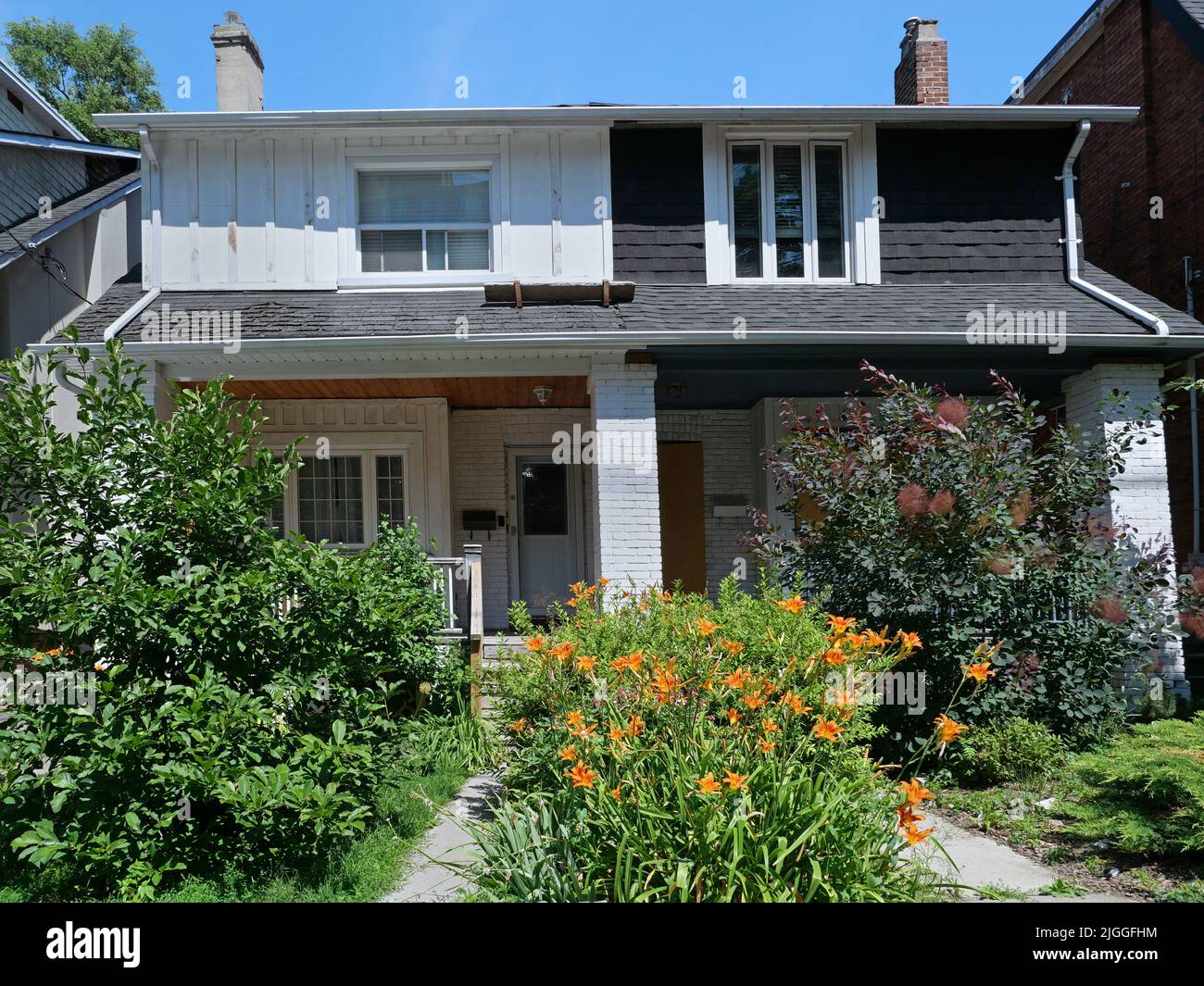 Maisons mitoyennes avec porche et jardin Banque D'Images