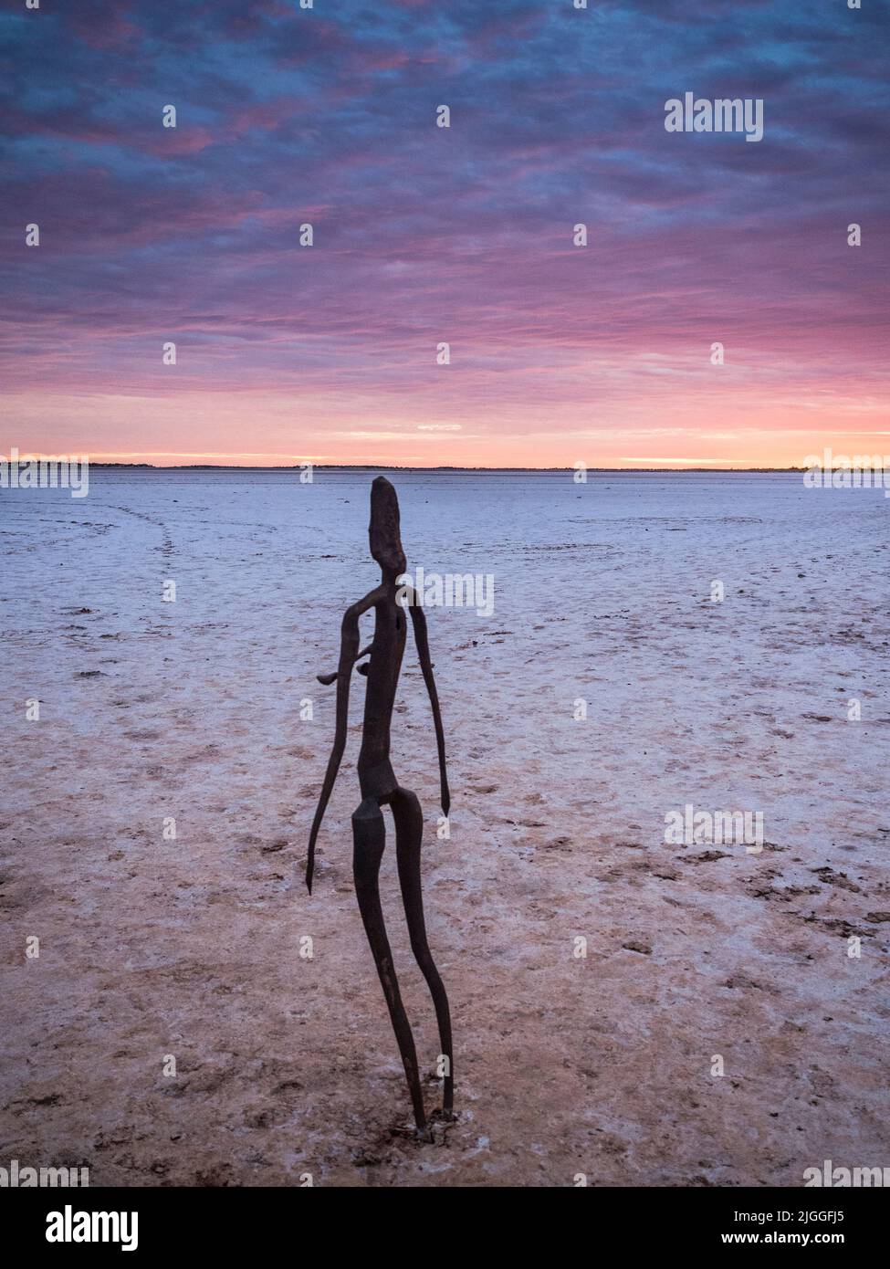 Un des Lake Ballard. 'alt People' - 51 sculptures en alliage métallique de Sir Antony Gormley (intitulé 'Inside Australia') dispersées autour d'un lac salé sec Banque D'Images