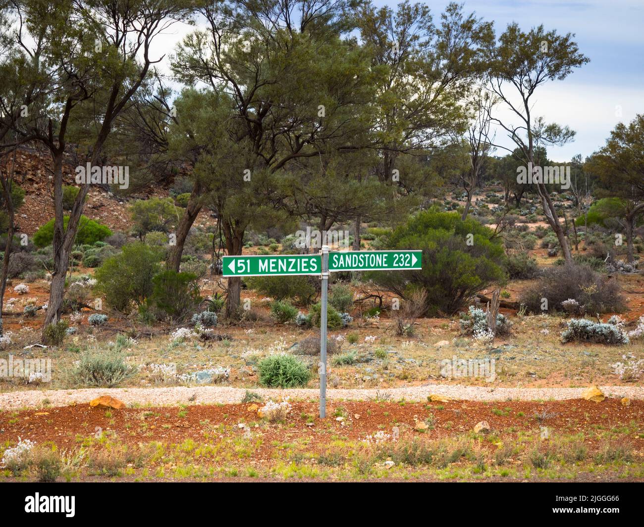 Panneau sur la route lonely Menzies-grès près du lac Ballard, Goldfields, Australie occidentale Banque D'Images