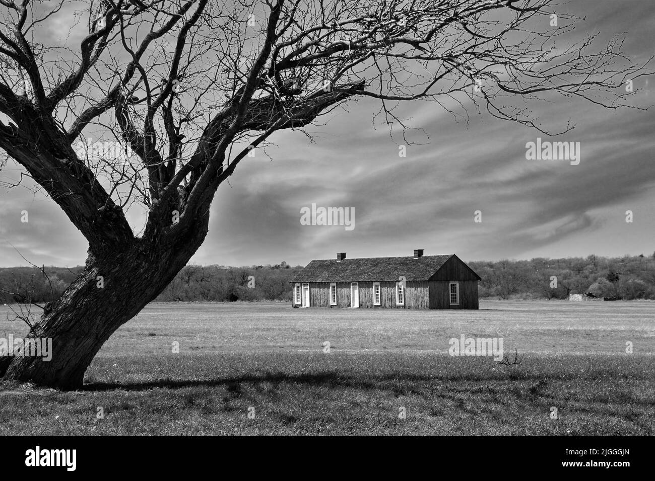 Il s'agit d'une image en noir et blanc des casernes masculines inscrites à fort Richardson, un site historique national, près de Jacksboro, Texas, États-Unis. Banque D'Images