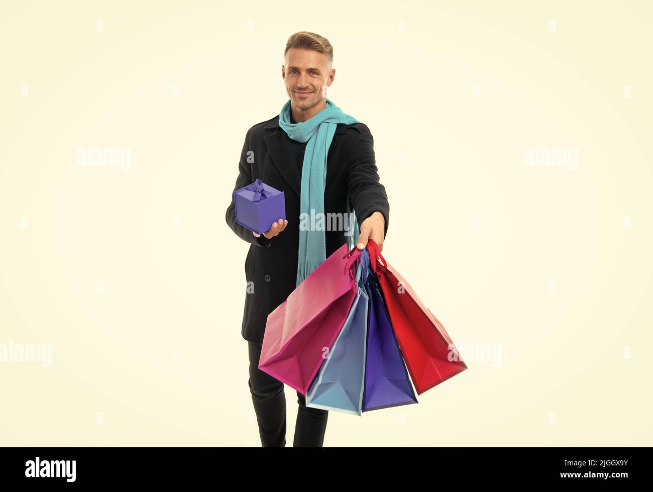 Joyeux gars caucasien donner des sacs de papier et présente boîte cadeau, shopping Banque D'Images