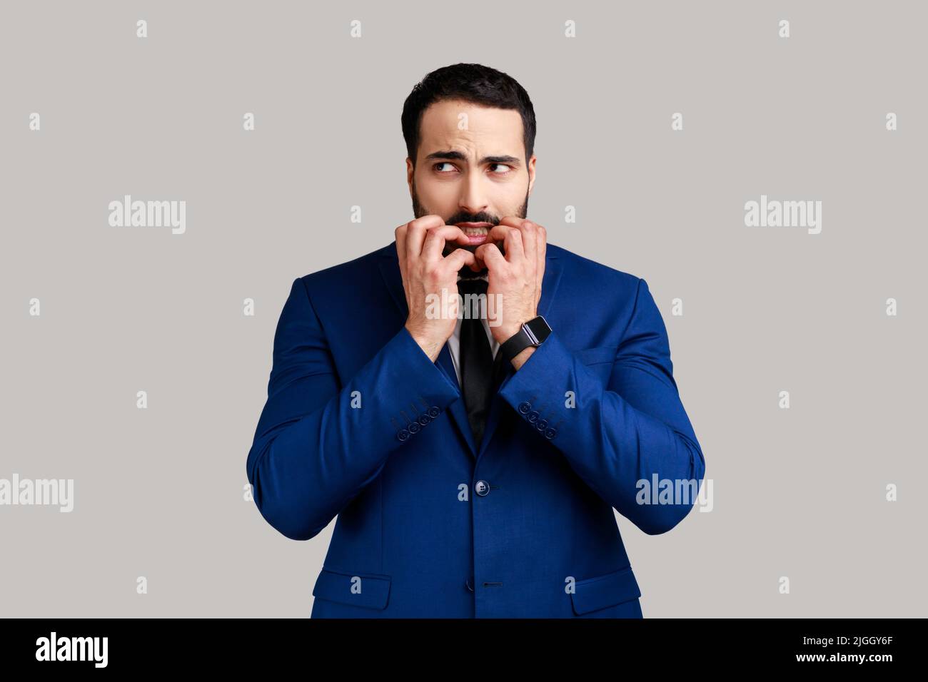 Jeune homme confus de mordre ses ongles Photo Stock - Alamy