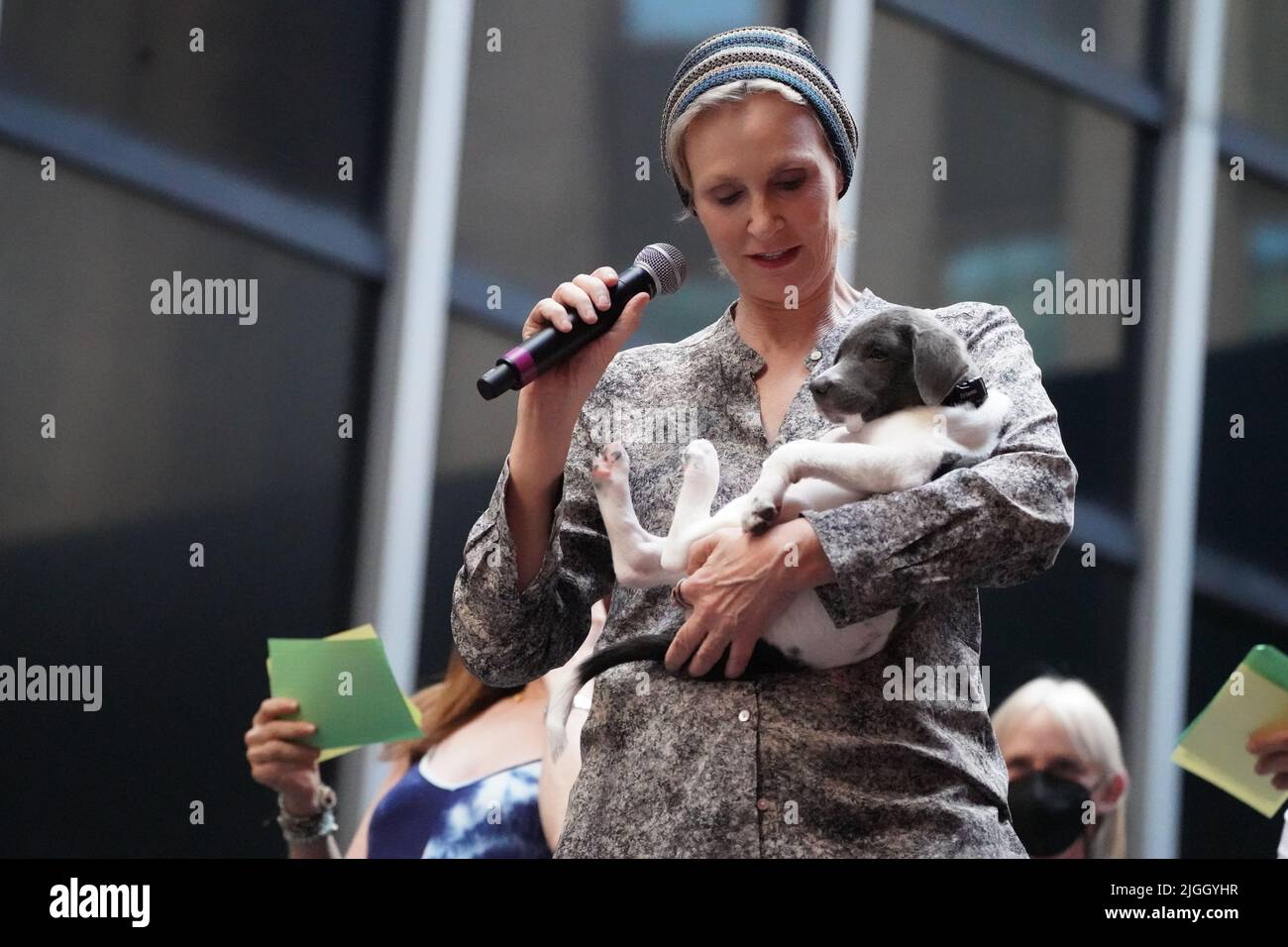 New York, États-Unis. 08th juillet 2022. Jane Lynch présente un chiot à l'événement annuel d'adoption d'animaux de Broadway Barks organisé par Bernadette Peters à Shubert Alley, New York. Crédit : SOPA Images Limited/Alamy Live News Banque D'Images