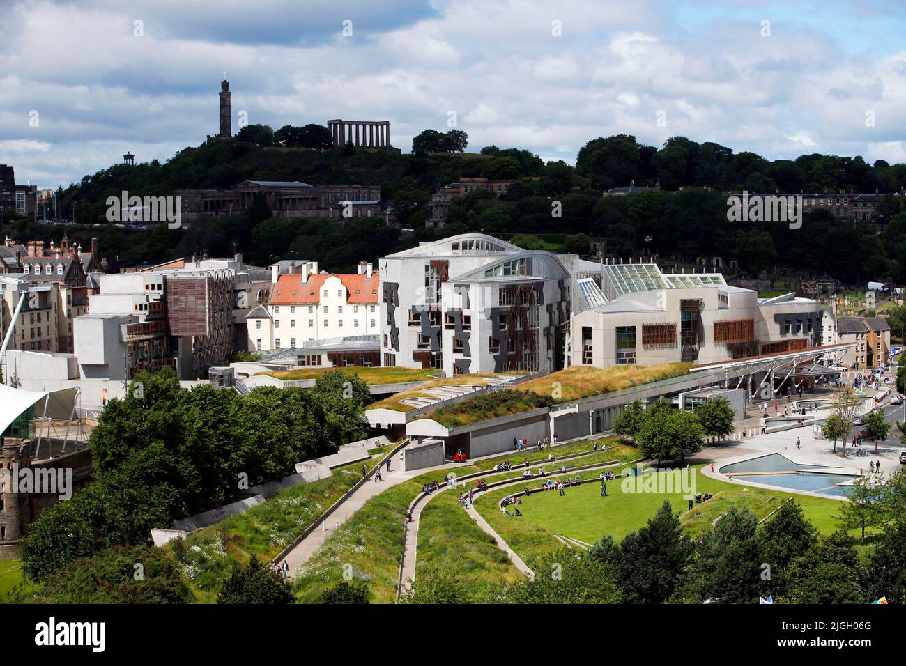 Photo du dossier datée du 27/07/16 d'une vue générale du Parlement écossais à Holyrood, comme un comité Holyrood a lancé une consultation sur le Service national de soins proposé par le gouvernement écossais. Le projet de loi sur les services de soins nationaux (Écosse) a été publié le mois dernier et permettra aux ministres de transférer la responsabilité d'une gamme de services de soins sociaux aux conseils de soins locaux. Date de publication : lundi 11 juillet 2022. Banque D'Images