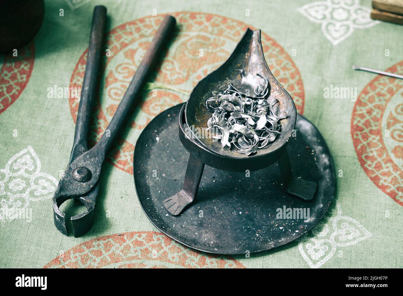 Production de pièces médiévales par coulée et forgeage. Reconstruction des événements du Moyen Age en Europe. Banque D'Images