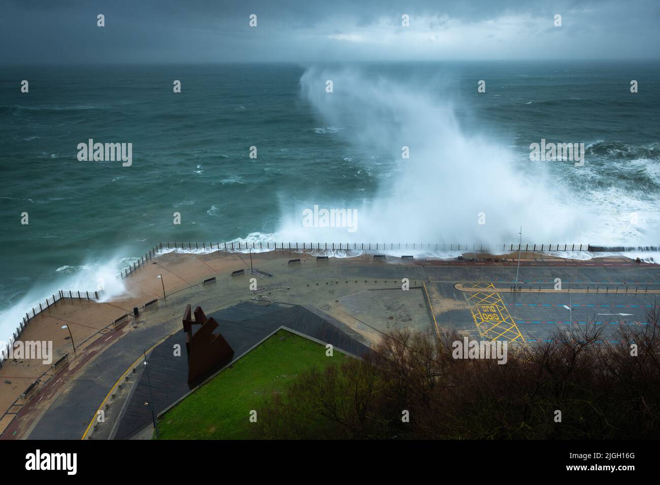 Vagues se brisant sur la nouvelle Promenade de San Sebastian pendant une tempête, Espagne Banque D'Images