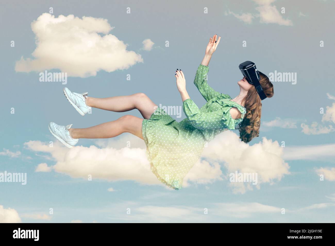 Gamer fille dans la robe planant dans l'air, lévitant avec des lunettes de réalité virtuelle sur la tête, jouant au jeu par le casque vr, flottant dans le cyberespace dans le ciel. Composition de collage le jour ciel bleu ciel nuageux Banque D'Images