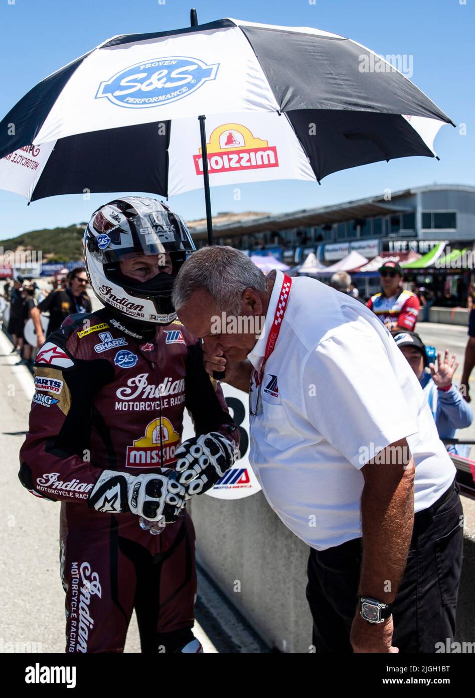 Monterey, Californie, États-Unis. 10th juillet 2022. Un Jeremy McWilliams parle à son directeur sur la grille lors de la mission de Geico MotoAmerica King of the Baggers à WeatherTech Laguna Seca Monterey, CA Thurman James/CSM/Alay Live News Banque D'Images