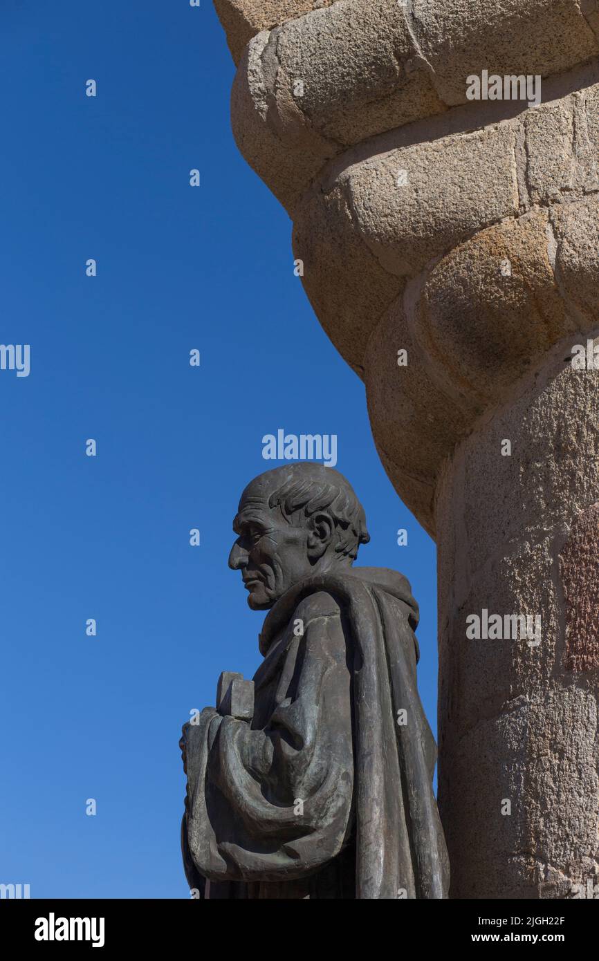 Statue de San Pedro de Alcantara, Caceres, Espagne. Enrique P. Comendador autoportrait sculpteur, 1954 Banque D'Images