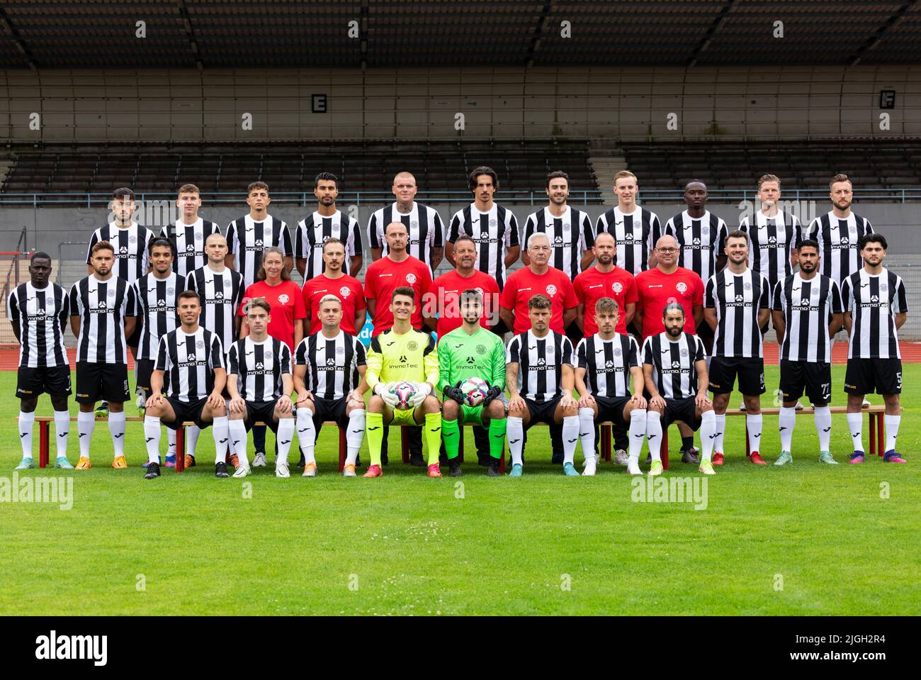 Football, Ligue régionale Ouest, 2022/2023, SG Wattenscheid 09, Stade Lohrheide, Appuyez sur photo, Media Day, team shot, row3f.l.n. Semih Koese, Calvin Kueper, Mike Lewicki, Jeffrey Malcherek, Dennis Lerche, Kian Licina, Timm Esser, Frederick Wiebel, Mohamed Cisse, Norman Jakubowski, Marvin Schurig, row2f.l.n. Omar Jessey, Niko Bosnjak, Abid Yanik, Nico Lucas, kitwoman Kerstin Twardy, Physiothérapeute Marcel Eicker, entraîneur adjoint Timo Janczak, entraîneur-chef Christian Britsco, entraîneur de gardien de but Ralf Brand, entraîneur-adjoint Alexander Schreier, juge-arbitre Andrée Terstegge, Burak Yerli, Ere Ye Banque D'Images
