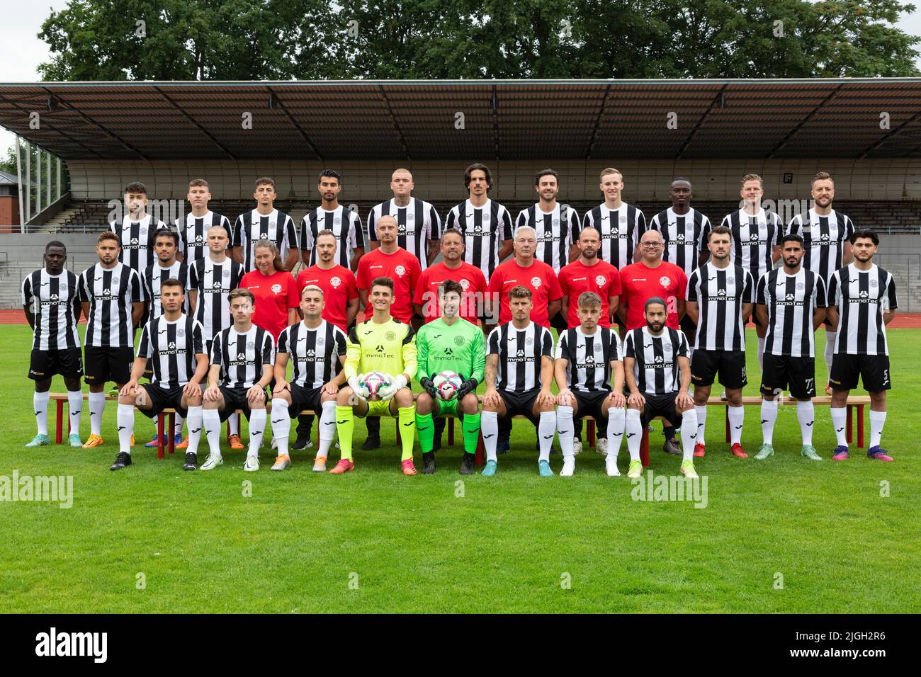 Football, Ligue régionale Ouest, 2022/2023, SG Wattenscheid 09, Stade Lohrheide, Appuyez sur photo, Media Day, team shot, row3f.l.n. Semih Koese, Calvin Kueper, Mike Lewicki, Jeffrey Malcherek, Dennis Lerche, Kian Licina, Timm Esser, Frederick Wiebel, Mohamed Cisse, Norman Jakubowski, Marvin Schurig, row2f.l.n. Omar Jessey, Niko Bosnjak, Abid Yanik, Nico Lucas, kitwoman Kerstin Twardy, Physiothérapeute Marcel Eicker, entraîneur adjoint Timo Janczak, entraîneur-chef Christian Britsco, entraîneur de gardien de but Ralf Brand, entraîneur-adjoint Alexander Schreier, juge-arbitre Andrée Terstegge, Burak Yerli, Ere Ye Banque D'Images